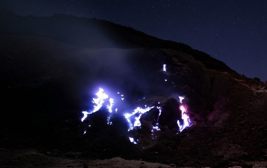 Blue Fire Muncul di Papandayan, Begini Penjelasan Badan Geologi