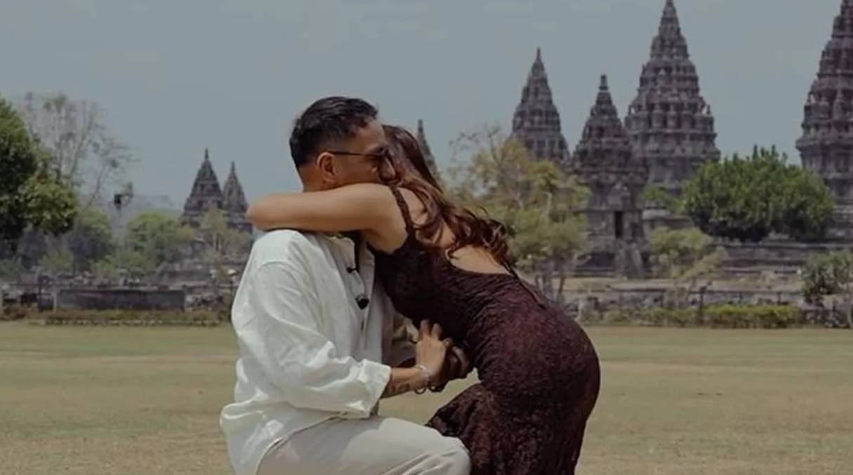 Marion Jola Resmi Bertunangan dengan Dennis Talakua