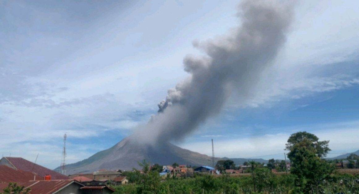 Sinabung Erupsi, BNPB: Waspada Erupsi Susulan Lebih Besar