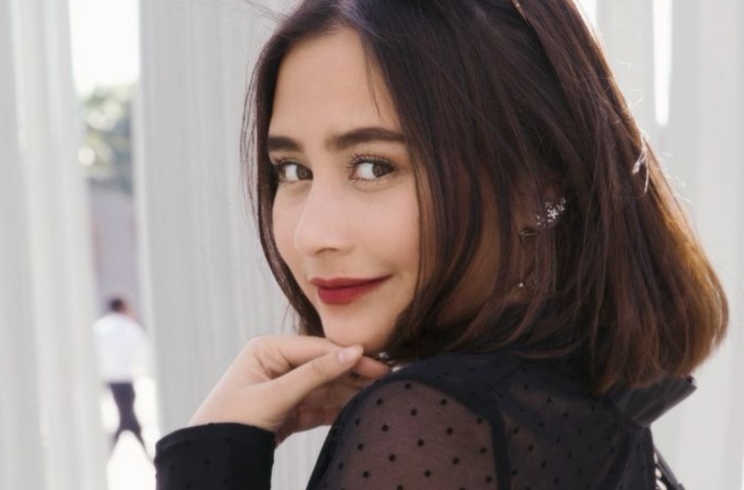 Prilly Mahatei Latuconsina dikenal sebagai aktris Indonesia yang mampu mempertahankan eksistensinya sejak tampil di televisi saat masih muda.
