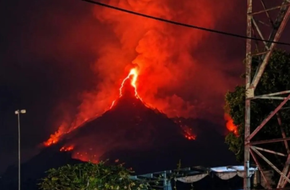 Kebakaran Gunung Arjuno-Welirang kembali terjadi di Gumandar dan Gunung Ringgit. Simak lokasi titik api dan upaya pemadaman terbaru.