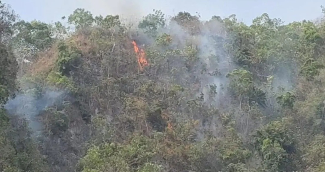 Kebakaran Gunung Loka Bantaeng Meluas, Api Sempat Dekati Permukiman