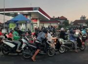 Kelangkaan BBM di Bali memicu antrean panjang dan dikhawatirkan mengganggu pariwisata, transportasi, serta aktivitas ekonomi masyarakat.