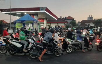 Kelangkaan BBM di Bali memicu antrean panjang dan dikhawatirkan mengganggu pariwisata, transportasi, serta aktivitas ekonomi masyarakat.