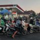 Kelangkaan BBM di Bali memicu antrean panjang dan dikhawatirkan mengganggu pariwisata, transportasi, serta aktivitas ekonomi masyarakat.