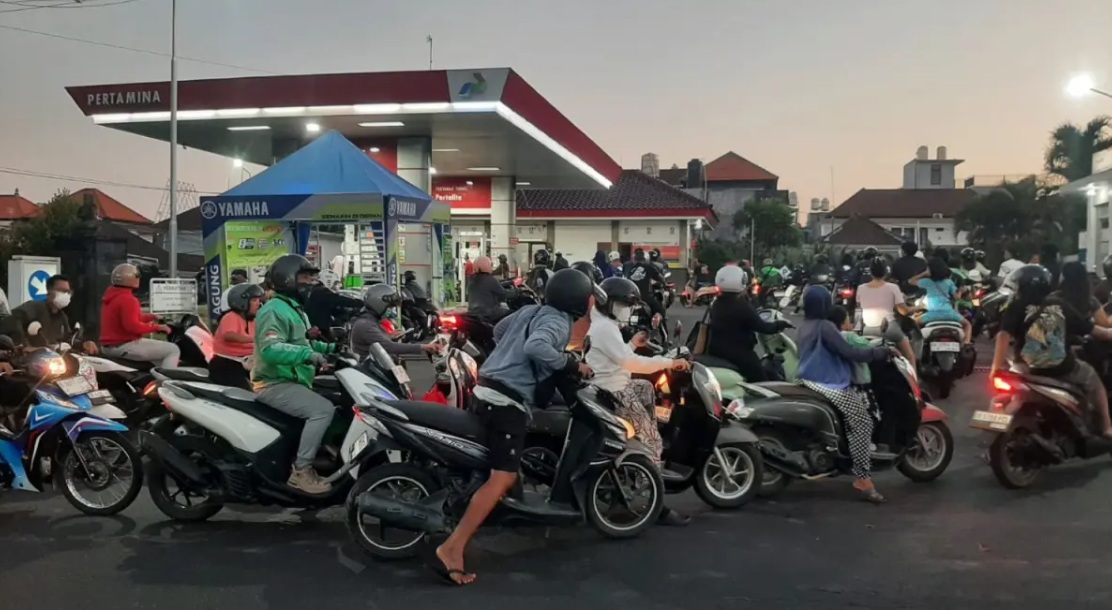Kelangkaan BBM di Bali memicu antrean panjang dan dikhawatirkan mengganggu pariwisata, transportasi, serta aktivitas ekonomi masyarakat.