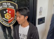 Penyanyi yang akrab disapa Onyo itu menjalani pemeriksaan pada Kamis, 8 Oktober 2026, di Polda Metro Jaya dengan didampingi kuasa hukumnya, Timothy Ezra.