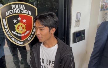 Penyanyi yang akrab disapa Onyo itu menjalani pemeriksaan pada Kamis, 8 Oktober 2026, di Polda Metro Jaya dengan didampingi kuasa hukumnya, Timothy Ezra.