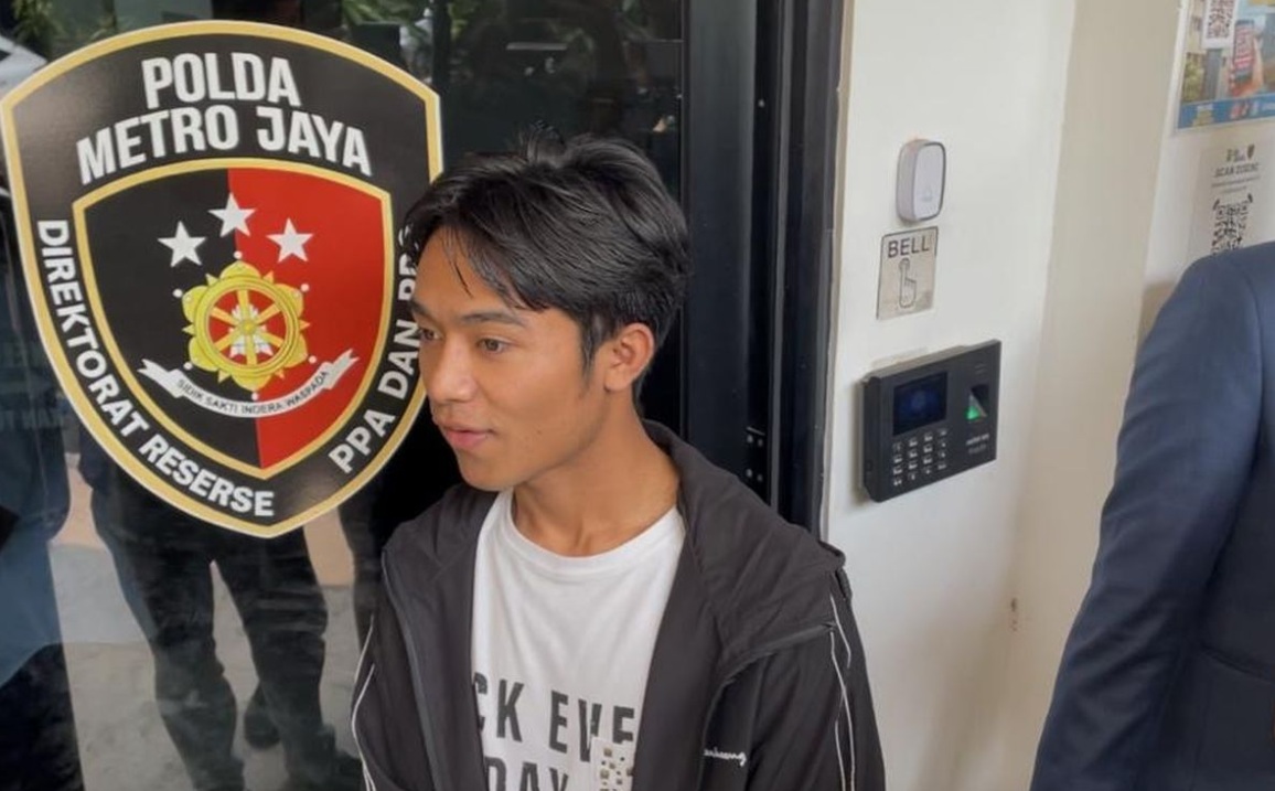 Penyanyi yang akrab disapa Onyo itu menjalani pemeriksaan pada Kamis, 8 Oktober 2026, di Polda Metro Jaya dengan didampingi kuasa hukumnya, Timothy Ezra.