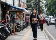 Apa arti cat calling? Simak pengertian, contoh sehari-hari, perbedaannya dengan sapaan biasa, sanksi UU TPKS, dan cara menyikapinya.