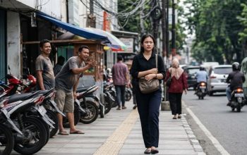 Apa arti cat calling? Simak pengertian, contoh sehari-hari, perbedaannya dengan sapaan biasa, sanksi UU TPKS, dan cara menyikapinya.