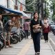 Apa arti cat calling? Simak pengertian, contoh sehari-hari, perbedaannya dengan sapaan biasa, sanksi UU TPKS, dan cara menyikapinya.