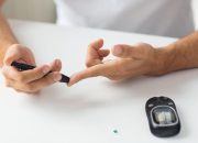 Cara menurunkan gula darah tinggi dapat dimulai dari mengatur pola makan, rutin bergerak, menjaga tidur, dan mengikuti pengobatan sesuai anjuran dokter.