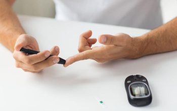 Cara menurunkan gula darah tinggi dapat dimulai dari mengatur pola makan, rutin bergerak, menjaga tidur, dan mengikuti pengobatan sesuai anjuran dokter.