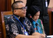Denny Indrayana mencabut gugatan terkait surat penyetaraan pendidikan Gibran setelah menilai dokumen penting belum dihadirkan di persidangan.