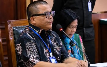 Denny Indrayana mencabut gugatan terkait surat penyetaraan pendidikan Gibran setelah menilai dokumen penting belum dihadirkan di persidangan.
