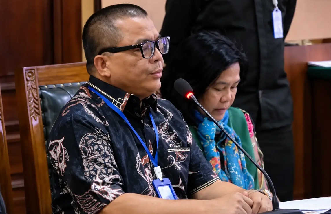 Denny Indrayana mencabut gugatan terkait surat penyetaraan pendidikan Gibran setelah menilai dokumen penting belum dihadirkan di persidangan.