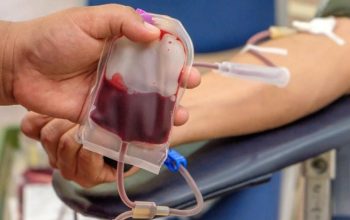 Manfaat donor darah bagi kesehatan meliputi pemeriksaan kesehatan, pembentukan sel darah merah, dan membantu pasien yang membutuhkan transfusi.