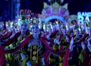 Gandrung Sewu 2026 di Banyuwangi menyedot puluhan ribu penonton dengan 1.300 penari, tema Kembang Dermo, dan konsep pertunjukan malam.