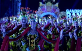 Gandrung Sewu 2026 di Banyuwangi menyedot puluhan ribu penonton dengan 1.300 penari, tema Kembang Dermo, dan konsep pertunjukan malam.