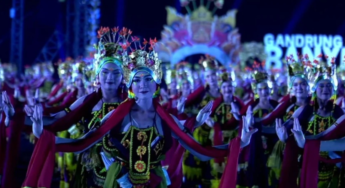 Gandrung Sewu 2026 di Banyuwangi menyedot puluhan ribu penonton dengan 1.300 penari, tema Kembang Dermo, dan konsep pertunjukan malam.