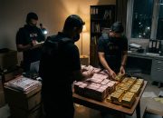 OTT KPK di BNPB mengamankan 14 orang, termasuk Sestama Rustian, serta uang Rp1,4 miliar dan emas. Simak fakta terbaru dugaan korupsi pengadaan ini.