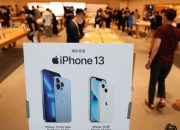 Cari tahu fakta apakah iPhone 13 anti air beserta batas ketahanan rating IP68. Pahami aturan garansi resmi Apple terkait kerusakan akibat cairan.