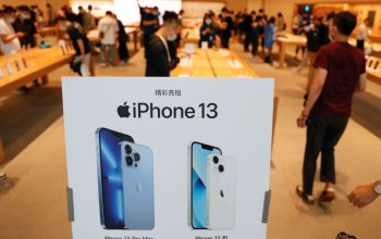 Cari tahu fakta apakah iPhone 13 anti air beserta batas ketahanan rating IP68. Pahami aturan garansi resmi Apple terkait kerusakan akibat cairan.