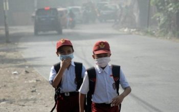Kasus ISPA akibat karhutla mencapai 283.270 kasus di 63 kabupaten/kota. Simak desakan penetapan KLB nasional dan langkah perlindungan warga.