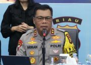 Penyelundupan 34,96 kg sabu asal Malaysia diungkap Polda Riau. Polisi menangkap lima tersangka dan memburu pemasok dari luar negeri.