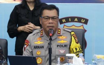 Penyelundupan 34,96 kg sabu asal Malaysia diungkap Polda Riau. Polisi menangkap lima tersangka dan memburu pemasok dari luar negeri.