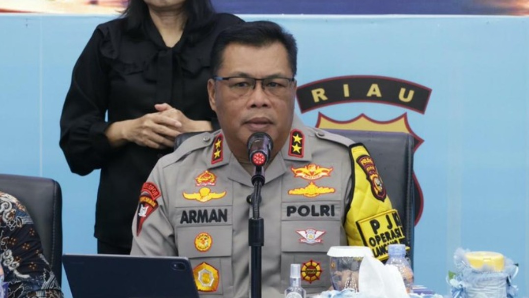 Penyelundupan 34,96 kg sabu asal Malaysia diungkap Polda Riau. Polisi menangkap lima tersangka dan memburu pemasok dari luar negeri.