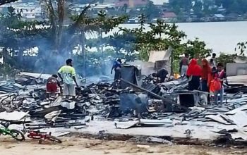 Kendala BBM Damkar Manokwari menjadi sorotan setelah petugas tak bisa menangani kebakaran kios Pasar Wosi, memicu pertanyaan soal kesiapan layanan darurat.