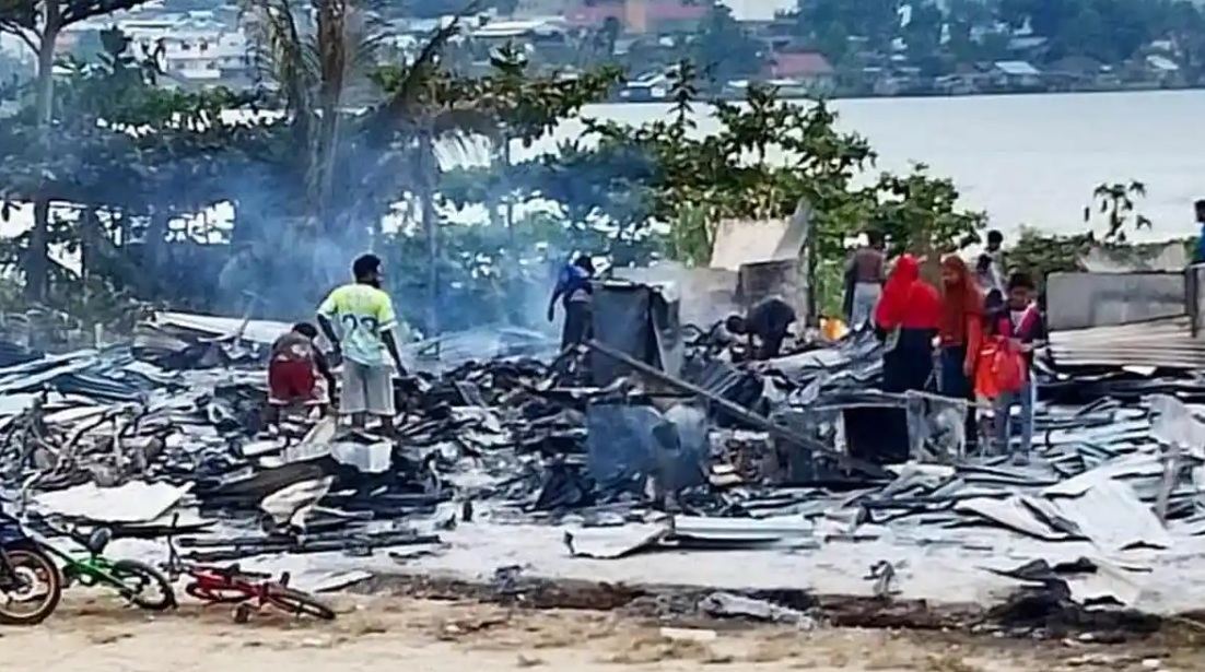 Kendala BBM Damkar Manokwari menjadi sorotan setelah petugas tak bisa menangani kebakaran kios Pasar Wosi, memicu pertanyaan soal kesiapan layanan darurat.