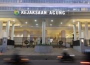 Kejagung geledah kantor PT IPPS terkait dugaan korupsi transfer pricing PT Toba Pulp Lestari dan menyita ponsel berisi percakapan.