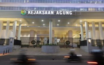 Kejagung geledah kantor PT IPPS terkait dugaan korupsi transfer pricing PT Toba Pulp Lestari dan menyita ponsel berisi percakapan.