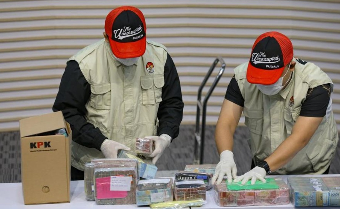 OTT KPK di Klaten mengamankan 20 orang dan menyita uang tunai sekitar Rp 1 miliar yang masih dalam proses penghitungan.