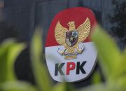 KPK geledah kantor BPK Jawa Tengah dan menyita uang ratusan juta rupiah dalam penyidikan dugaan suap penghapusan temuan audit di Klaten.