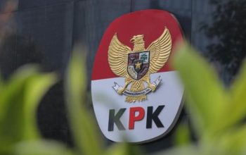 KPK geledah kantor BPK Jawa Tengah dan menyita uang ratusan juta rupiah dalam penyidikan dugaan suap penghapusan temuan audit di Klaten.