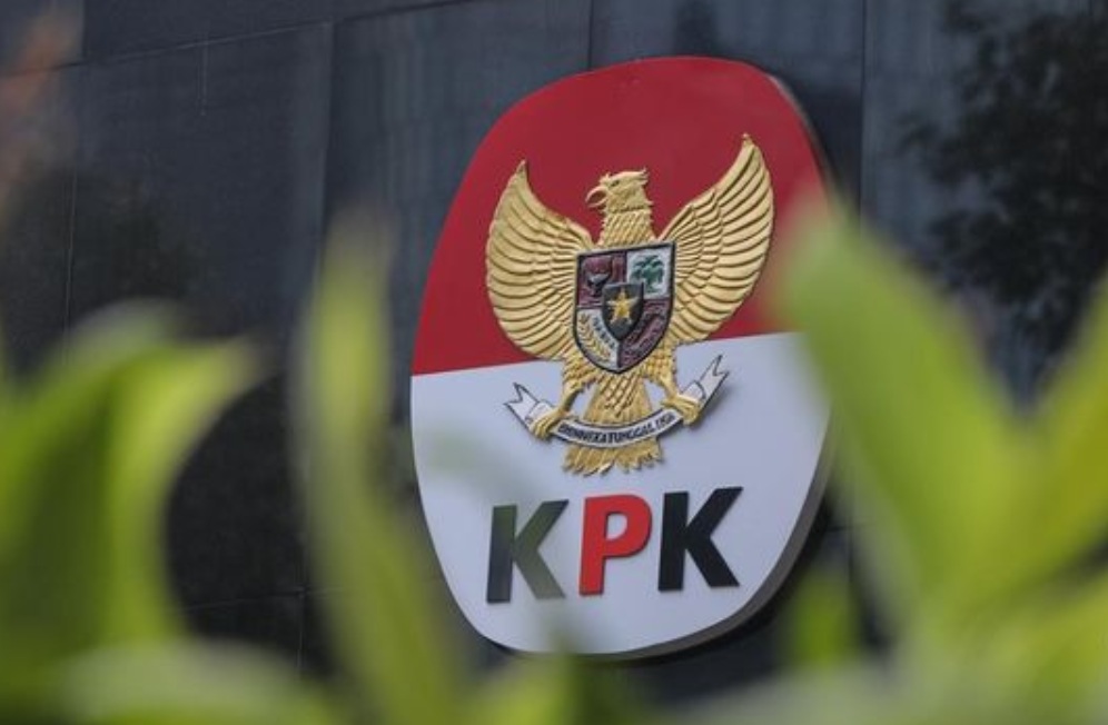 KPK geledah kantor BPK Jawa Tengah dan menyita uang ratusan juta rupiah dalam penyidikan dugaan suap penghapusan temuan audit di Klaten.