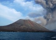 Anak Krakatau erupsi lima kali pada 17 Oktober 2026, abu vulkanik sempat terdeteksi di Banten dan Lampung. Simak waktu erupsi dan statusnya.
