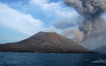 Anak Krakatau erupsi lima kali pada 17 Oktober 2026, abu vulkanik sempat terdeteksi di Banten dan Lampung. Simak waktu erupsi dan statusnya.