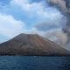 Anak Krakatau erupsi lima kali pada 17 Oktober 2026, abu vulkanik sempat terdeteksi di Banten dan Lampung. Simak waktu erupsi dan statusnya.