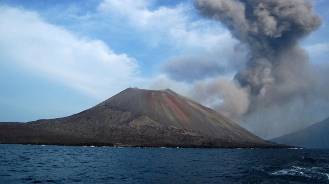 Anak Krakatau erupsi lima kali pada 17 Oktober 2026, abu vulkanik sempat terdeteksi di Banten dan Lampung. Simak waktu erupsi dan statusnya.