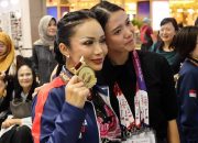 Kris Dayanti meraih prestasi wushu di usia 51 tahun, melanjutkan kiprahnya di arena bela diri setelah berkompetisi di tingkat nasional dan dunia.