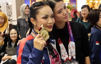 Kris Dayanti meraih prestasi wushu di usia 51 tahun, melanjutkan kiprahnya di arena bela diri setelah berkompetisi di tingkat nasional dan dunia.