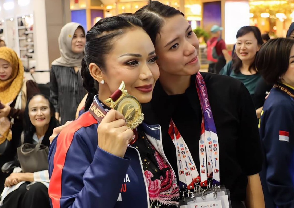 Kris Dayanti meraih prestasi wushu di usia 51 tahun, melanjutkan kiprahnya di arena bela diri setelah berkompetisi di tingkat nasional dan dunia.