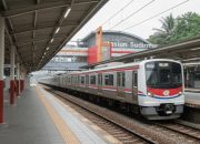 KRL 5712 bablas melewati Stasiun Sudirman tanpa berhenti. KAI Commuter meminta maaf, memeriksa masinis, dan mengevaluasi prosedur operasional.