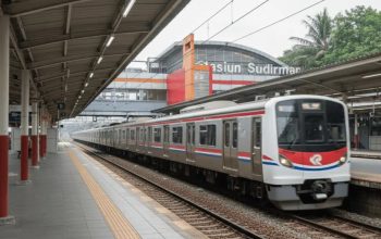 KRL 5712 bablas melewati Stasiun Sudirman tanpa berhenti. KAI Commuter meminta maaf, memeriksa masinis, dan mengevaluasi prosedur operasional.