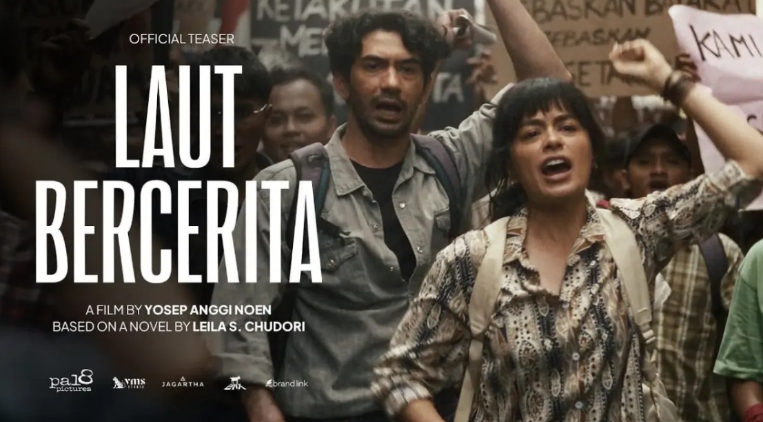 Film Laut Bercerita menghadirkan kisah Biru Laut, perjuangan mahasiswa era 1990-an, dan penantian keluarga yang mencari kepastian nasibnya.